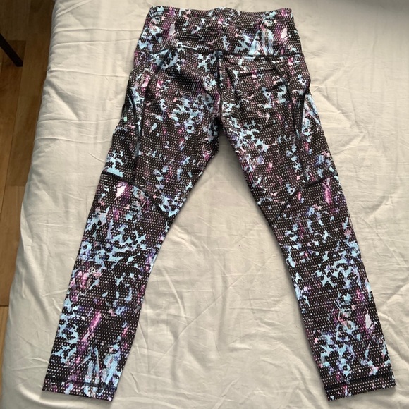 Lululemon All Sport Crop size 6 - Picture 2 of 6